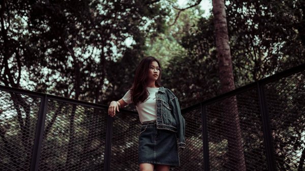 Which Types of Belts Are Best to Enhance a High-Waisted Skirt in the UK?