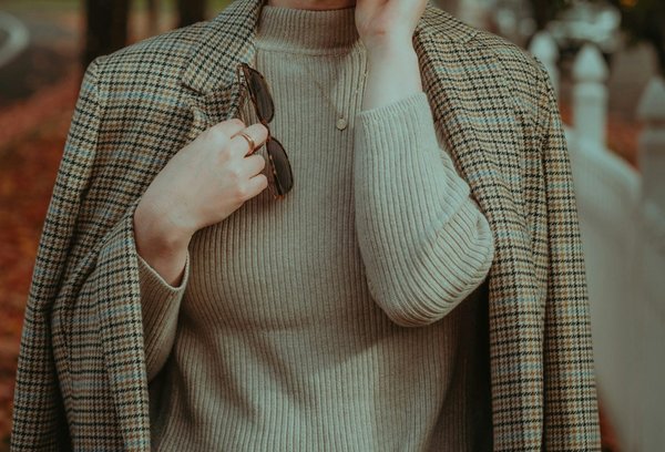 What Are the Essentials for Layering Outfits During a UK Fall Season?